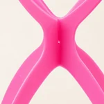 Nahaufnahme der ineinandergreifenden mittleren Verbindung des rosa Perückenständers