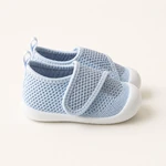 Par de zapatos de malla azul claro de perfil con tiras superpuestas