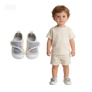 Foto de la opción beige con un par junto a un niño que lleva ese color