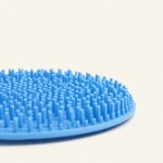 Primo piano delle setole blu in silicone lungo il bordo curvo di una zona circolare.