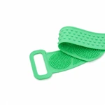Fascia verde piegata con cerchi di setole in basso, punti arrotondati sul retro in alto e una maniglia a sinistra.