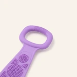 Dettaglio di una maniglia viola con scanalature sull’impugnatura accanto a una zona circolare di setole in silicone.