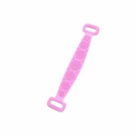 Fascia rosa per lavare la schiena disposta in diagonale su bianco, con cerchi di setole e maniglie alle due estremità.