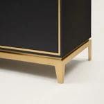 Cajón inferior negro y base elevada dorada