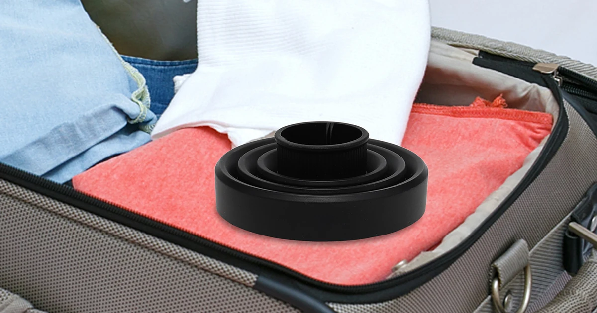 Difusor dobrável preto em uma cena de armazenamento na mala.