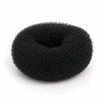 Donut negro de espuma para moño en vista de tres cuartos sobre blanco.