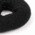 Detalle de la malla y el borde curvo del aro negro.