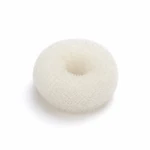 Donut blanco de espuma mostrado en ángulo sobre fondo blanco.
