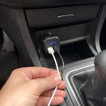 Adaptador USB de coche multipuerto con pantalla de voltaje