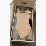 Damen Formbody mit eckigem Ausschnitt