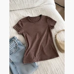 Camiseta entallada marrón a rayas para mujer