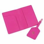 Étui fuchsia ouvert montrant ses pochettes intérieures près de l'étiquette assortie