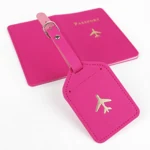 Étiquette de bagage fuchsia à motif avion avec sangle et boucle devant l'étui