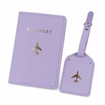 Étui à passeport mauve clair et étiquette assortie vus de biais