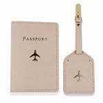 Étui kaki et étiquette assortie avec coutures et motifs avion
