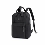 Mochila negra con dos asas y bolsillo frontal sobre blanco