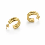 Deux boucles d'oreilles créoles couleur or tournées pour montrer leurs courbes ouvertes, tiges et fermoirs papillon