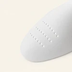 Nahaufnahme eines weißen Schuhspitzen-Einsatzes mit abgerundeter Kante und Perforationsreihen