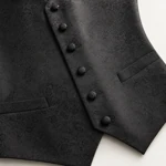 Nahaufnahme des schwarzen Jacquards und der bezogenen Knöpfe
