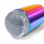 Detalle de la cúpula transparente de silicona con aspecto brillante y borde iridiscente