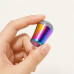 Mano que sostiene un sello arcoíris pequeño con cabezal transparente redondo