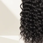 Nahaufnahme definierter Locken in einem dunklen Echthaar-Tressenbündel