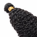 Deep-Wave-Bündel mit dicht definierten Locken von der Tresse bis zu den Spitzen