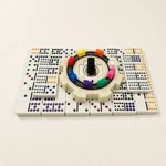 Disposición del dominó sobre una mesa para jugar, solo con las fichas, el iniciador y los marcadores incluidos.