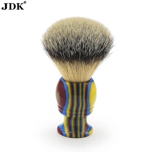 Amarillo: brocha con mango a rayas azules amarillas y rojas
