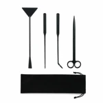 Komplettes schwarzes Vier-Werkzeug-Set mit Beutel darunter