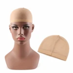 Bonnet sous-perruque beige sur mannequin près d’un second bonnet assorti sur fond blanc