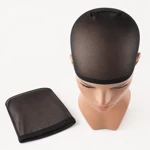 Bonnet noir sur une tête de mannequin et second bonnet noir plié