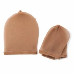 Deux bonnets brun clair du même paquet de couleur