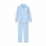 Completo blu A in cotone con camicia e pantaloni visto davanti su bianco