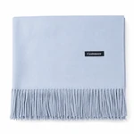 Sciarpa grigio azzurro chiaro piegata con frange lunghe su bianco