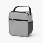 Bolsa gris clara con asa de hebilla y bolsillo frontal sobre blanco
