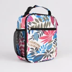 Bolsa de hojas rosas y multicolores sobre tejido blanco