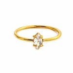 Frontansicht eines Rings in Goldoptik mit klarem marquiseförmigem Stein mittig auf dem schmalen Ringband