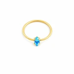 Ring in Goldoptik mit leuchtend blauem marquiseförmigem Stein, aufrecht vor weißem Hintergrund gezeigt