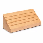 Soporte MYA recto de madera maciza, en forma de cuña y con cuatro ranuras, sobre fondo blanco; sin cartas.