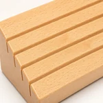 Detalle de los bordes de madera y las cuatro ranuras del soporte MYA.