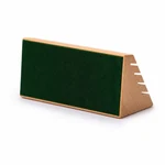 Parte inferior del soporte de madera con una pieza rectangular verde.