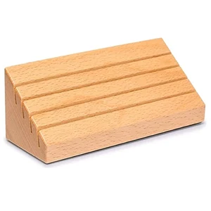 Foto de la opción Natural: una cuña de madera con cuatro ranuras para cartas.