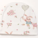 Detalle del gorro con conejos y borde doblado