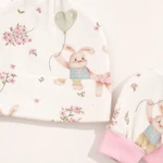 Detalle de los conejos y flores del gorro y la manopla