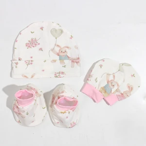 Conjunto de gorro, manoplas y patucos con estampado Conejo