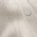 Macro de un broche y del punto calado de algodón