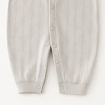 Aberturas sin pies, puños y broches del pelele gris