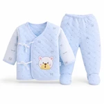 Camiseta cruzada azul junto a pantalón con pies y motivos de osos