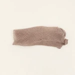 Gorro beige de malla de nailon extendido sobre fondo marfil